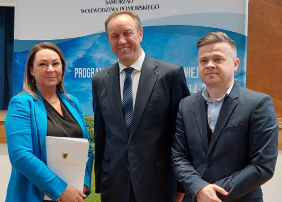 Grafika 4: Stowarzyszenie &bdquo;Bursztynowy Pasaż&rdquo; z Umową na realizację Lokalnej Strategii Rozwoju na lata 2021-2027