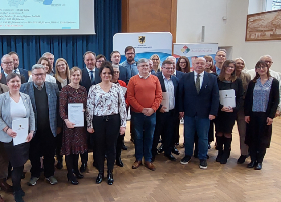 Grafika 6: Stowarzyszenie &bdquo;Bursztynowy Pasaż&rdquo; z Umową na realizację Lokalnej Strategii Rozwoju na lata 2021-2027